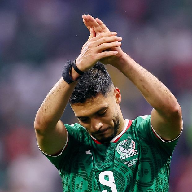 Raúl Jiménez durante un partido con la Selección Mexicana